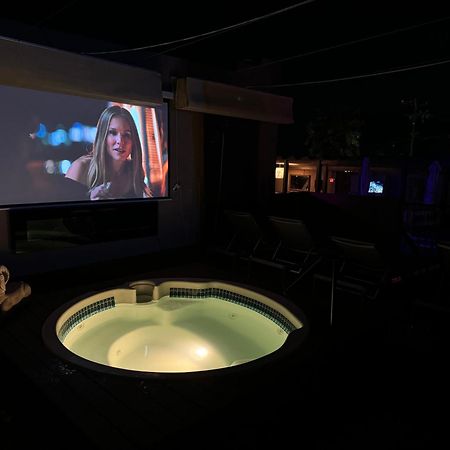 מלון דזרט הוט ספרינגס Mi Kasa Hot Springs 420,Adults Only, Clothing Optional מראה חיצוני תמונה