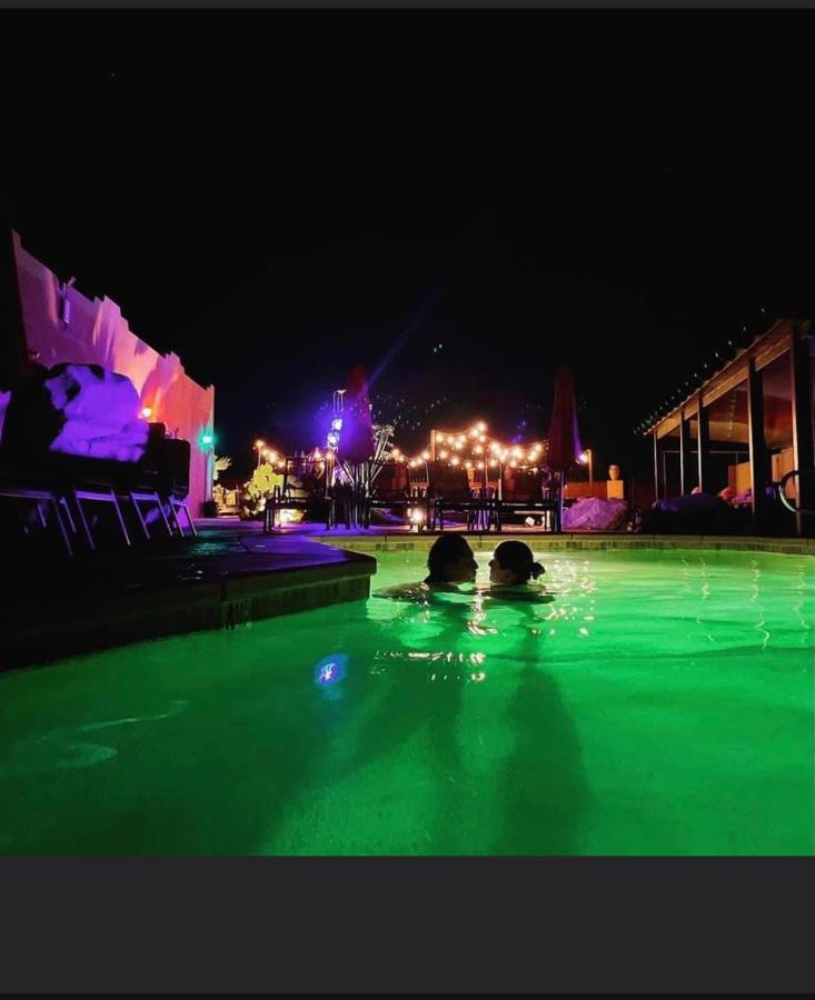 מלון דזרט הוט ספרינגס Mi Kasa Hot Springs 420,Adults Only, Clothing Optional מראה חיצוני תמונה