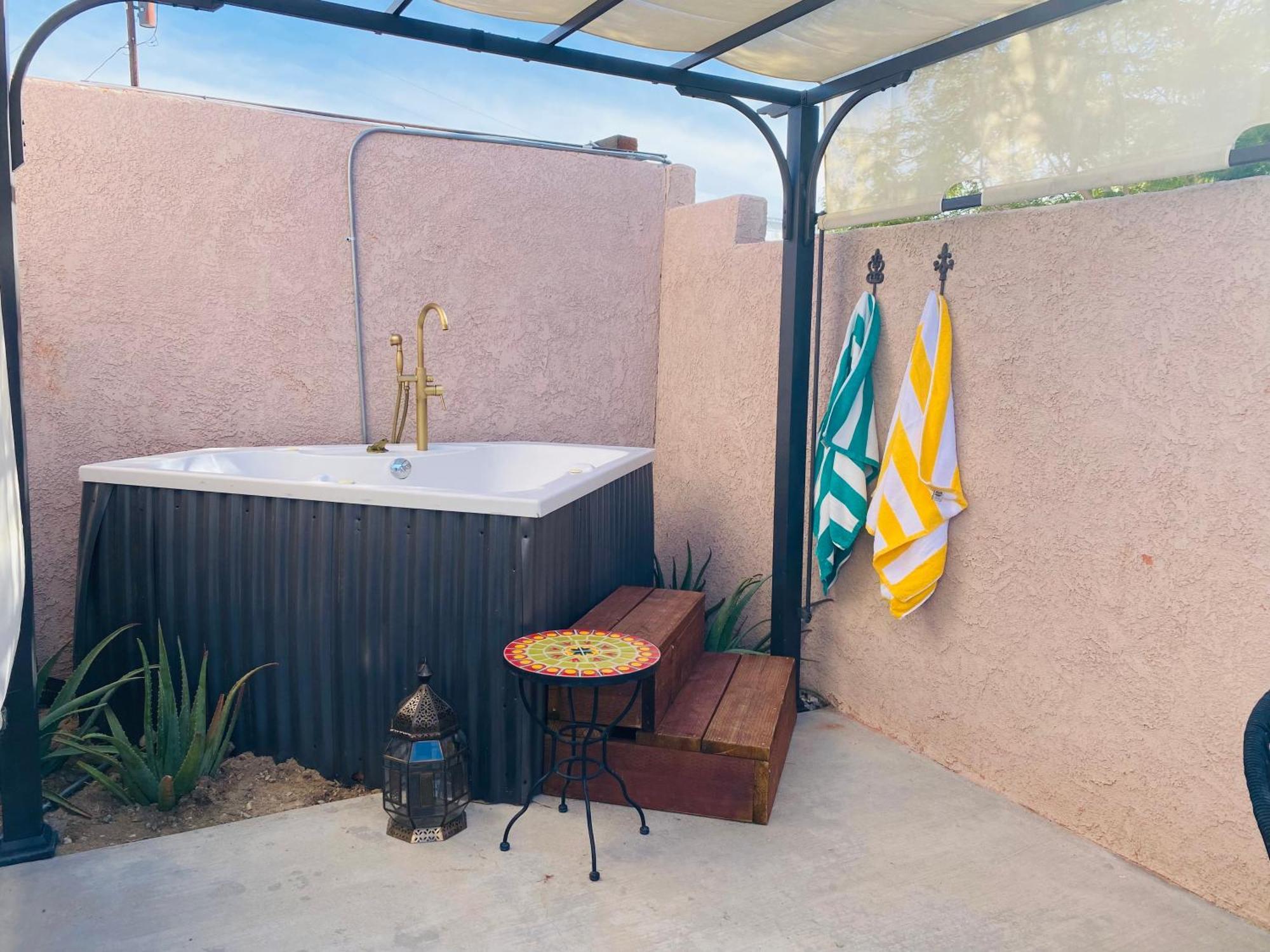 מלון דזרט הוט ספרינגס Mi Kasa Hot Springs 420,Adults Only, Clothing Optional מראה חיצוני תמונה
